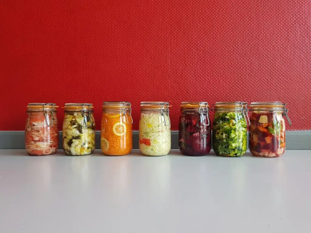 Frascos de vegetales fermentados de colores