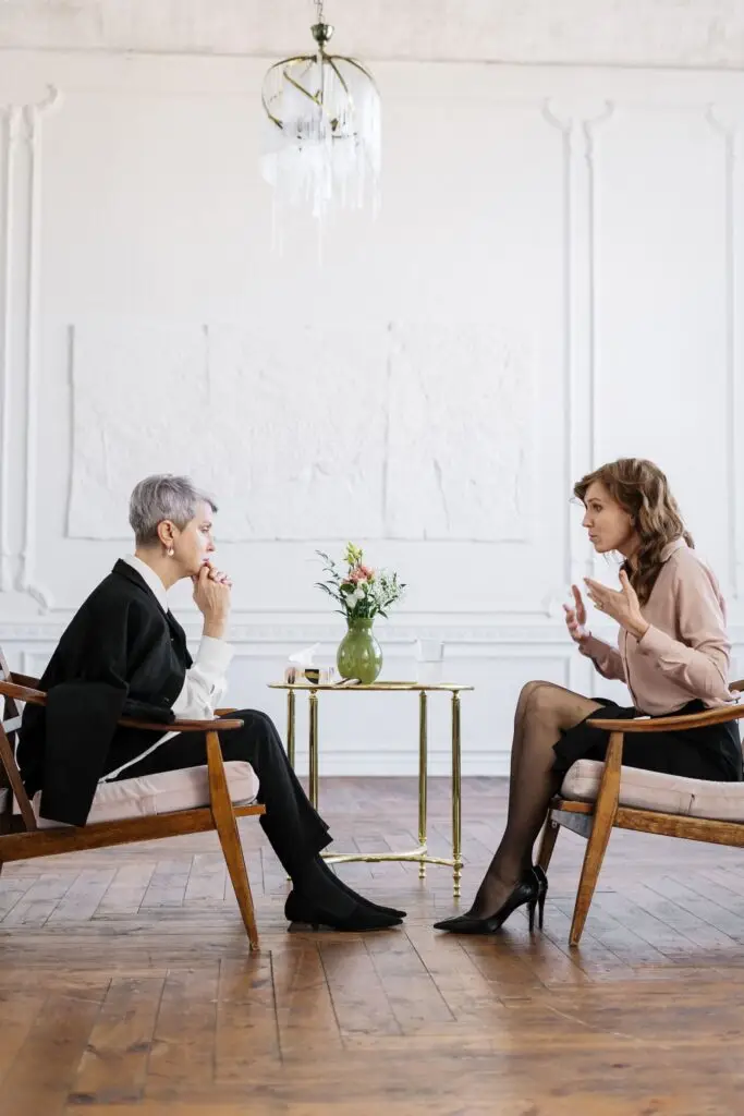 Dos mujeres en una sesión de conversación en un espacio luminoso