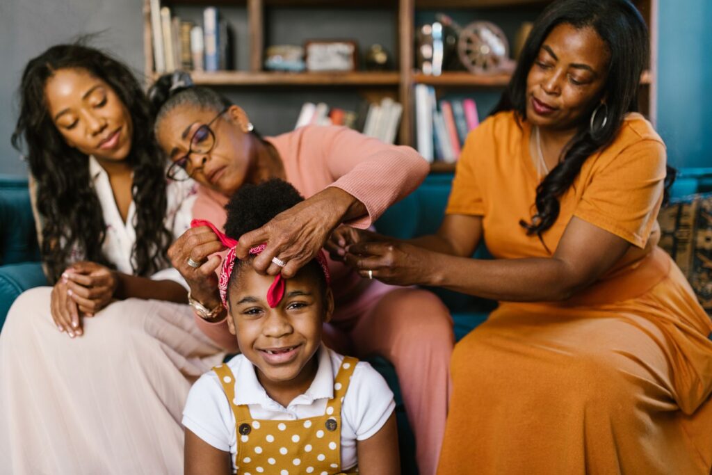Tres generaciones de mujeres juntas en un sillón